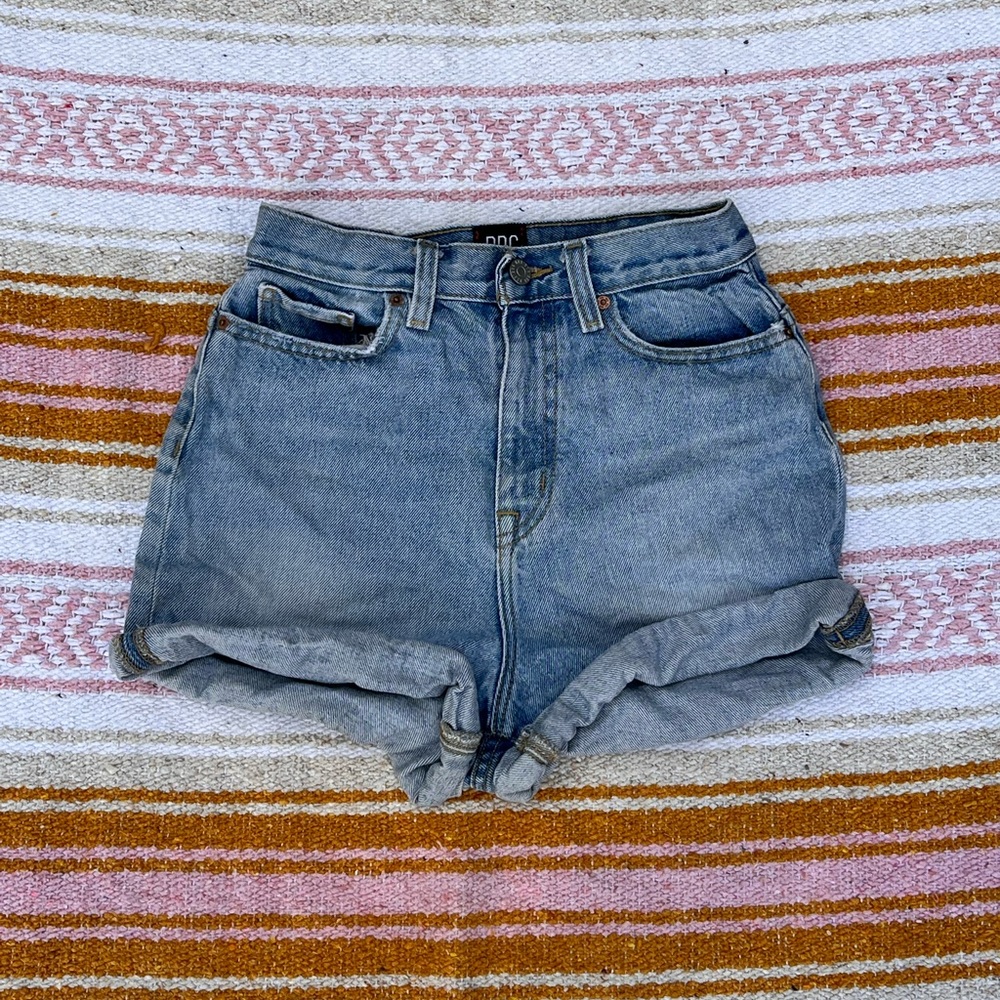 BDG 24” WAIST LIGHT WASH DEMIN SHORTS